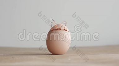复活节DIY鸡蛋，用兔子风格制作。 最小复活节概念，想法与兔子。 工艺假日套餐，纸箱